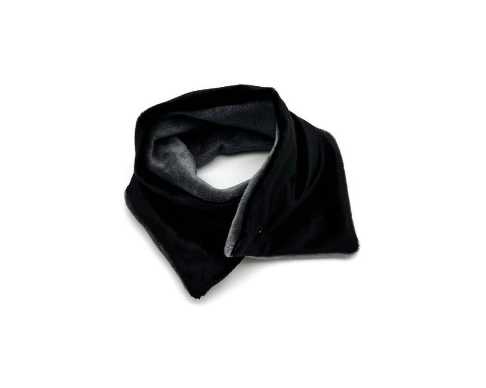 Cuello pelo negro liso