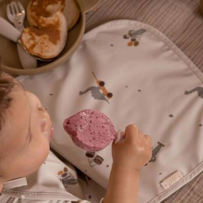 NU439 Alberte babero extra largo Music Dino 2